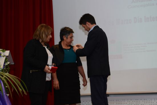 Elvira Ramrez Herrera recibe de manos del alcalde el Premio Violeta 2015