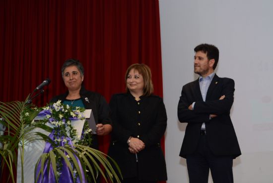 Elvira Ramírez Herrera recibe de manos del alcalde el Premio Violeta 2015