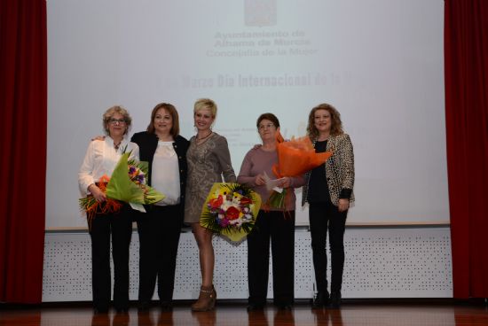 Elvira Ramírez Herrera recibe de manos del alcalde el Premio Violeta 2015