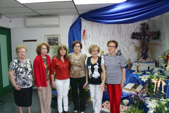 Isabel Garca Garca, en categora individual y el Grupo Folklrico Villa de Alhama, en colectiva, ganadores del concurso de Cruces