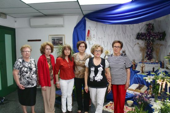 Isabel Garca Garca, en categora individual y el Grupo Folklrico Villa de Alhama, en colectiva, ganadores del concurso de Cruces