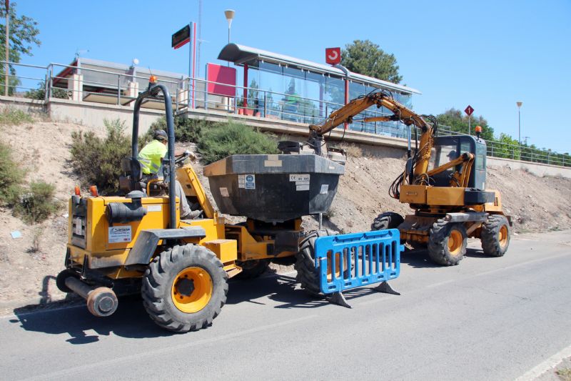 ADIF y el Ayuntamiento colaboran en la limpieza del talud de la estacin 