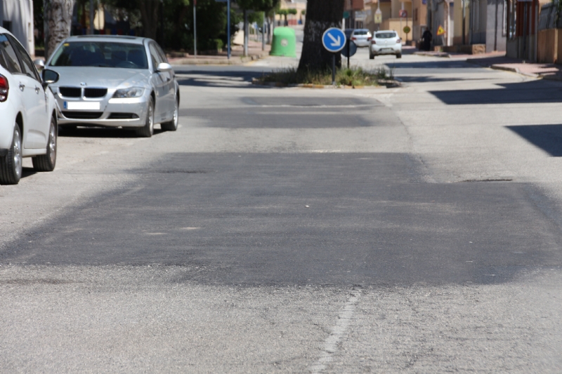 El Ayuntamiento reparar el asfalto deteriorado en calles y caminos de Alhama