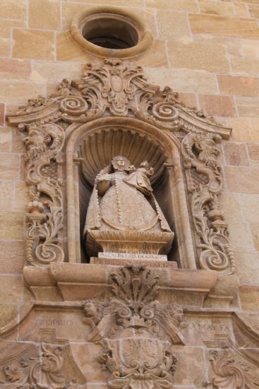 La imagen de piedra de la Virgen que preside la fachada de San Lzaro volver a lucir una nueva corona elaborada gracias a los restos encontrados de la antigua 