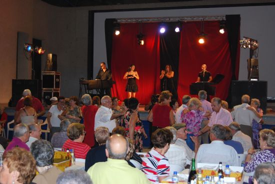 Nuestros mayores bailaron sin parar en la Fiesta organizada para ellos durante la Feria 2010