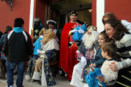 Los Reyes Magos recibieron en la puerta del Ayuntamiento a miles de nios