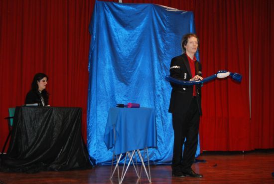Durante la entrega de premios del IV Certamen de Pintura al aire libre para escolares se realiz un espectculo de magia