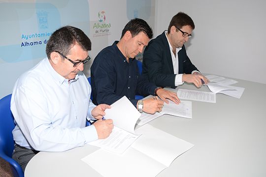 El Ayuntamiento de Alhama de Murcia y la Asociación de Comerciantes firman un convenio de colaboración