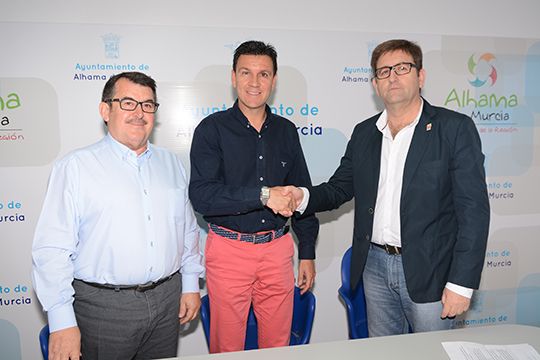 El Ayuntamiento de Alhama de Murcia y la Asociacin de Comerciantes firman un convenio de colaboracin