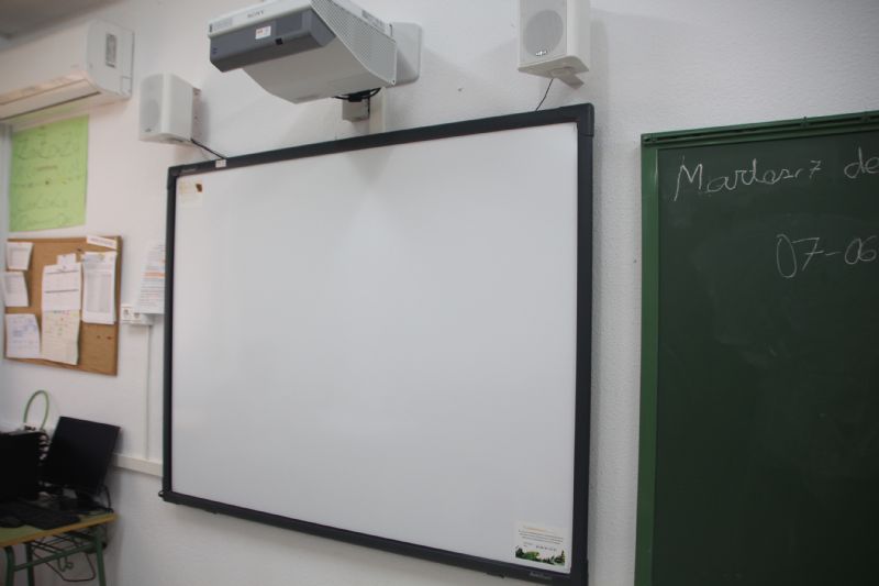 Los colegios e institutos pblicos de Alhama ya cuentan con las nuevas pizarras digitales y pantallas