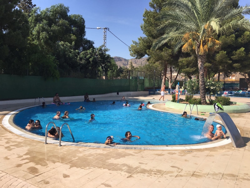 La piscina de verano, en plena actividad durante el mes de agosto