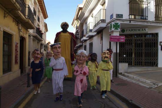 Los Gigantes y Cabezudos recorren las principales calles de Alhama