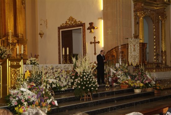 Cientos de flores para la Virgen del Rosario 