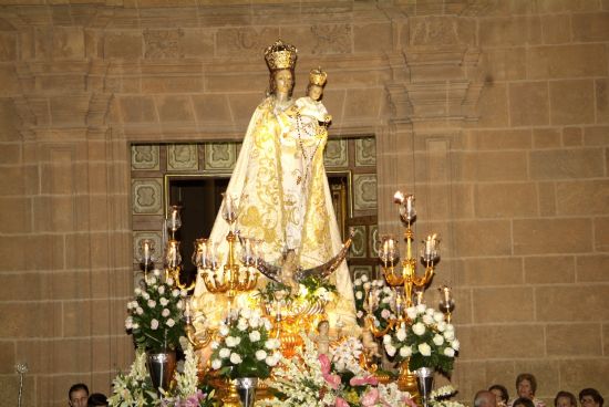 La Virgen del Rosario sale un ao ms en procesin a hombros de Los Descaraos 