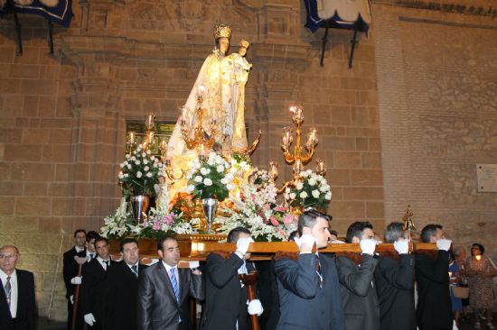 La Virgen del Rosario sale un ao ms en procesin a hombros de Los Descaraos 