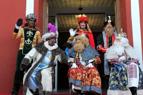 Una espectacular Cabalgata de Reyes hace las delicias de pequeos y mayores 