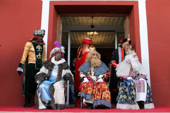 Una espectacular Cabalgata de Reyes hace las delicias de pequeos y mayores 