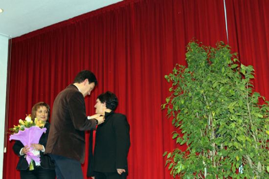 Mara Snchez, recibe de manos del alcalde el broche que la distingue como Premio Violeta 2013