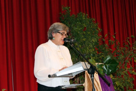 Mara Snchez, recibe de manos del alcalde el broche que la distingue como Premio Violeta 2013