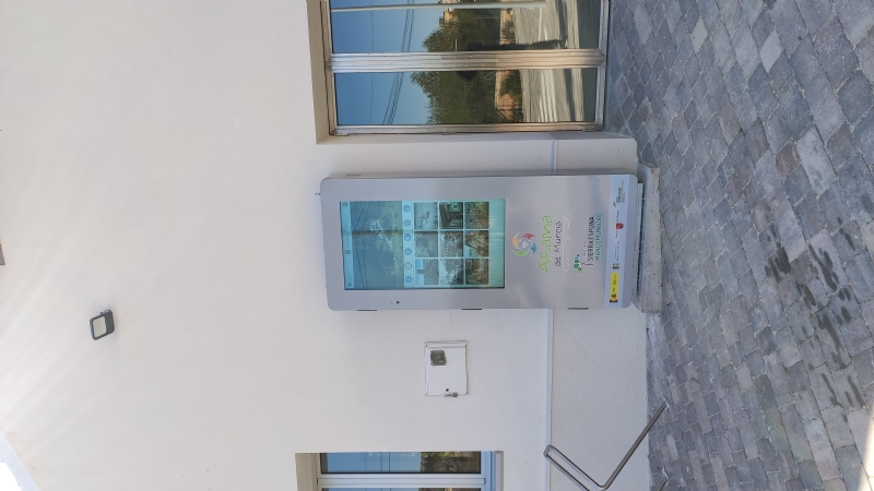 La oficina de turismo instala dos dispositivos interactivos 24 h/7días en El Berro y Gebas