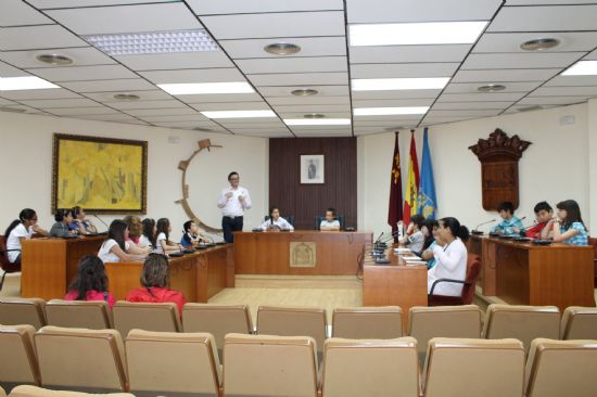 Alumnos del Ginés Díaz San Cristóbal simulan una sesión plenaria en una visita para conocer la institución 