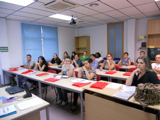 Casi treinta alumnos comienzan un curso de inglés en Empleo que les permitirá acceder a pruebas libres de la Escuela Oficial de Idiomas