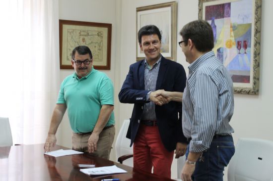 El Ayuntamiento de Alhama de Murcia firma un convenio con la Asociación de Comerciantes de la localidad 