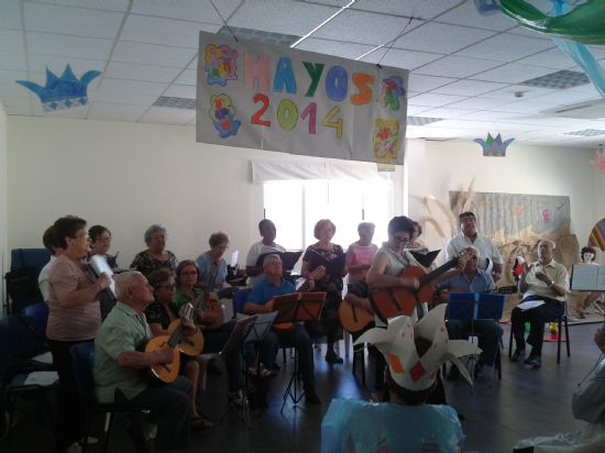 Los usuarios del Centro de Da tambin celebran Los Mayos 