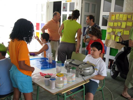 El alcalde del municipio y el edil de Educación visitan a los niños del Educaverano