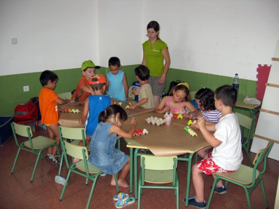 El alcalde del municipio y el edil de Educación visitan a los niños del Educaverano