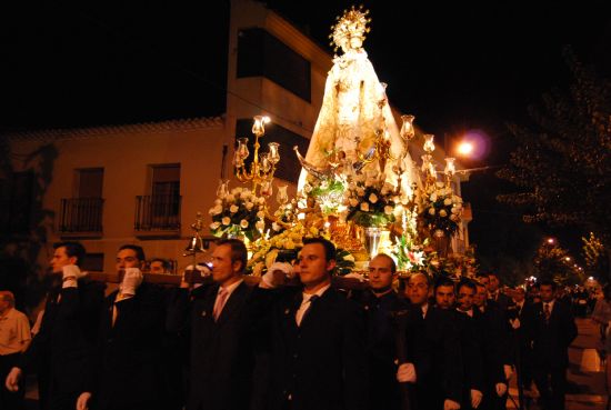 La imagen de Nuestra Seora del Rosario procesion por las calles de la localidad