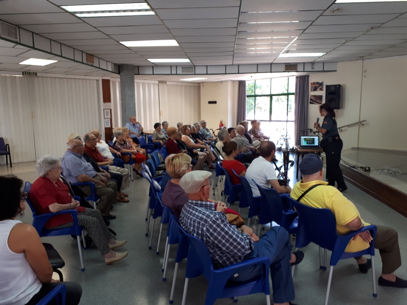 Guardia Civil forma a los mayores de Alhama sobre seguridad y prevención
