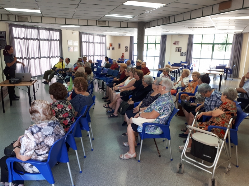 Guardia Civil forma a los mayores de Alhama sobre seguridad y prevencin