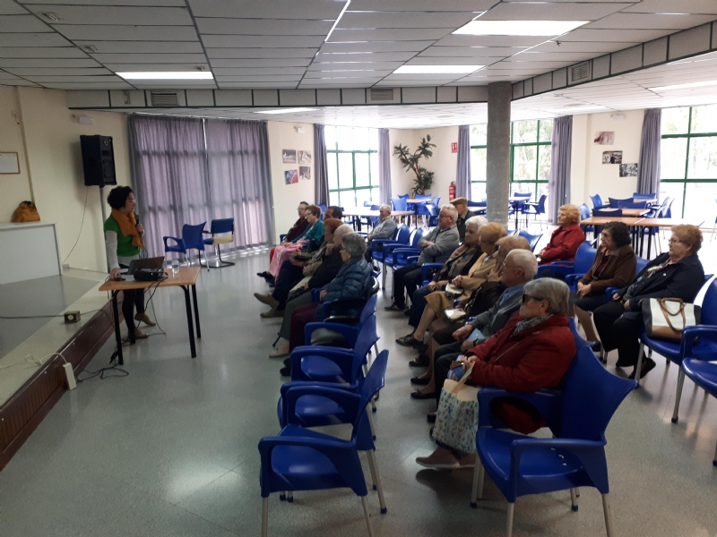 Un grupo de 20 vecinos participa en una charla sobre el empoderamiento del adulto mayor