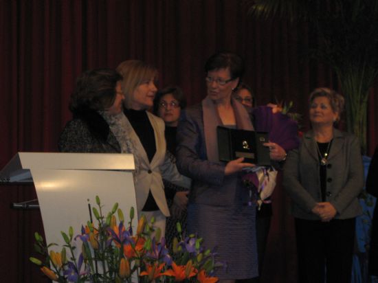 Ginesa Martnez Snchez recibe el Premio Violeta 2010 en un acto celebrado en la Casa de Cultura