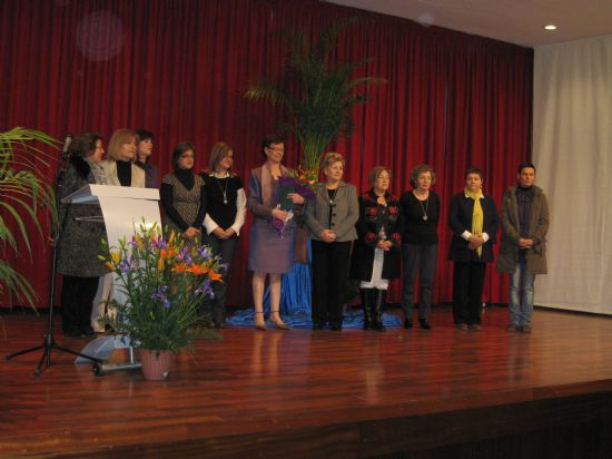 Ginesa Martnez Snchez recibe el Premio Violeta 2010 en un acto celebrado en la Casa de Cultura