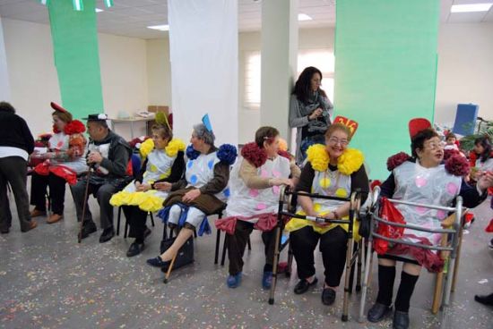 El Centro de Estancias Diurnas y la escuela Los Cerezos celebran juntos el Carnaval 