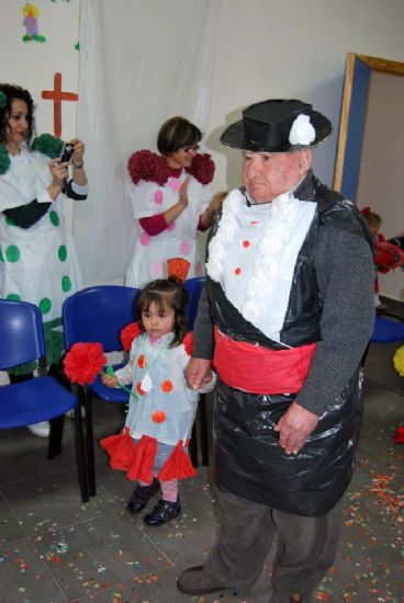 El Centro de Estancias Diurnas y la escuela Los Cerezos celebran juntos el Carnaval 