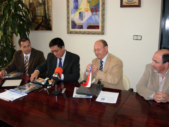 Una delegación de Chile visita Alhama interesada por el Parque Infantil de Tráfico