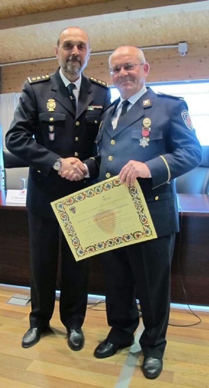 El Sargento-Jefe de la Polica de Alhama, Jos Clares, y el agente Francisco Andreu, condecorados por su carrera profesional