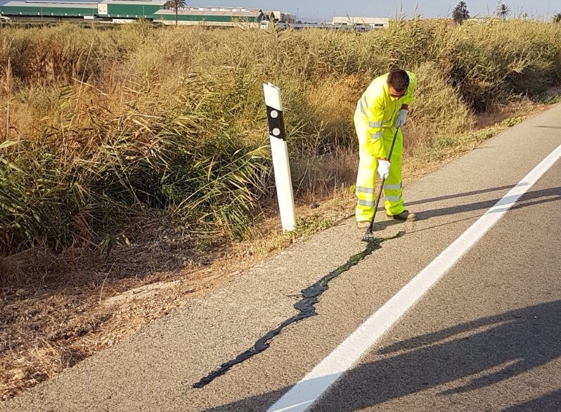 El Ayuntamiento repara las grietas en diversas carreteras de Alhama