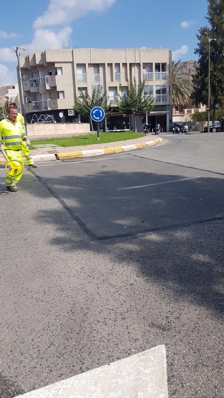 El Ayuntamiento repara las grietas en diversas carreteras de Alhama