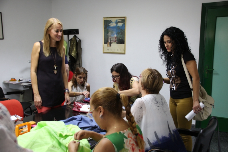 Una docena de alumnos se inicia en la costura con el proyecto Camina entre telas