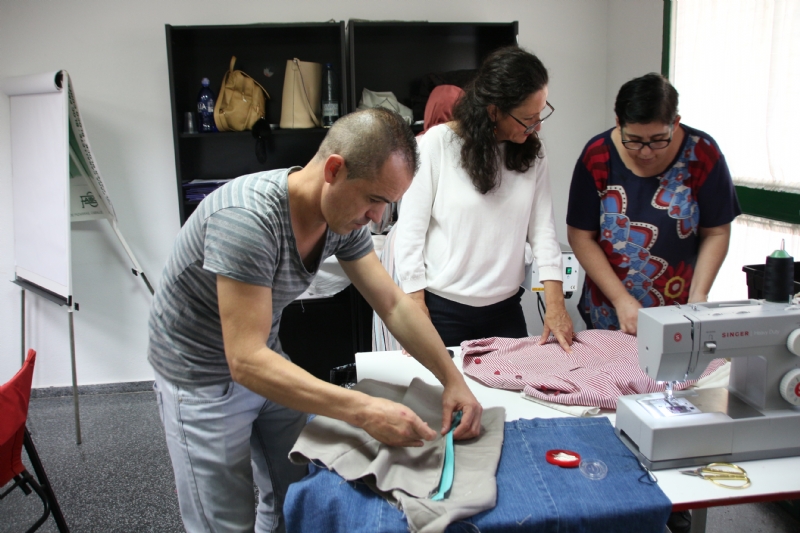 Una docena de alumnos se inicia en la costura con el proyecto Camina entre telas