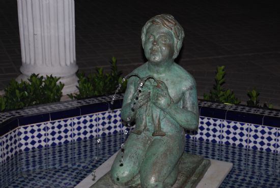 Una reproducción del Niño de Los Mártires, sustituye la escultura de la fuente del jardín que fue retirada a finales de los años 70