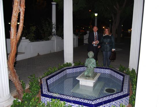 Una reproducción del Niño de Los Mártires, sustituye la escultura de la fuente del jardín que fue retirada a finales de los años 70