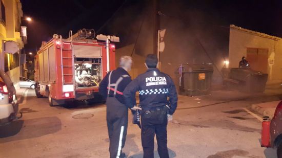 Policía Local y bomberos sofocan un contenedor incendiado