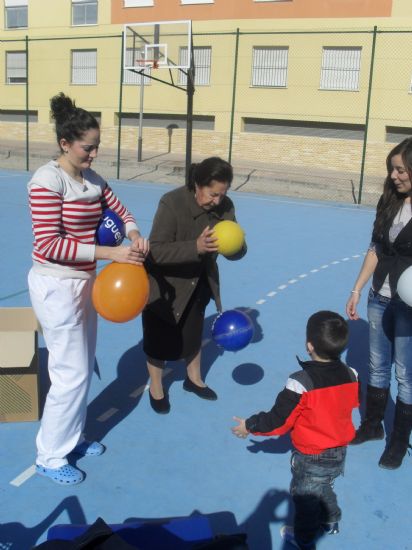 Usuarios del Centro de Estancias Diurnas y niños de la Escuela Infantil se divierten juntos 