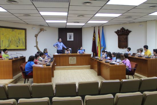 Los nios del C.P. Sierra Espua simulan una sesin plenaria haciendo las veces de concejales 