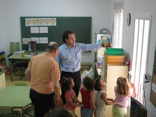 El alcalde y el edil de Educacin visitan los colegios en su primer da de clase